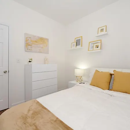 Places4stay Little Italy Luxury Apartment