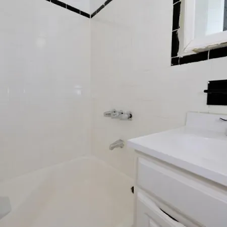 One-bedroom On 59th Apartment