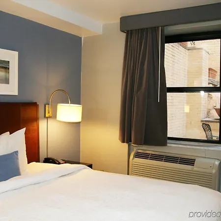 Hampton By Hilton Seaport New York