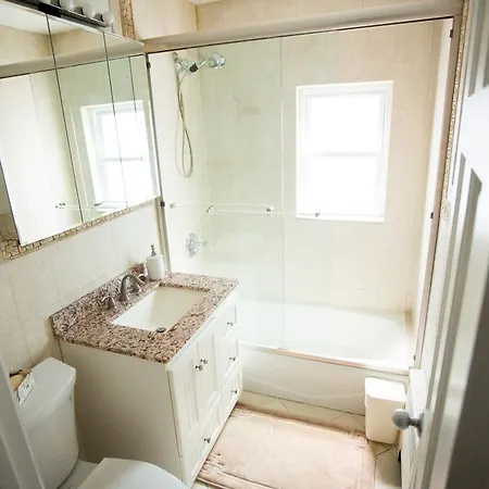 Large 2 Bedroom Close To Manhattan Apartment *