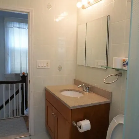 2 Floors Entire House 30 Min To Manhattan-sleep 10 Guest house *
