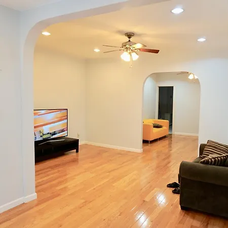 2 Floors Entire House 30 Min To Manhattan-sleep 10 New York