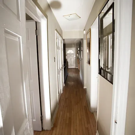 Large 2 Bedroom Close To Manhattan Apartment
