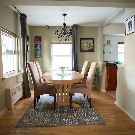 Large 2 Bedroom Close To Manhattan Apartment