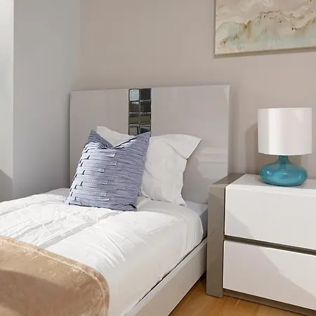 Upper East Side Apartment *