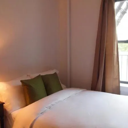 Sleeps 8 Air Con Wifi *
