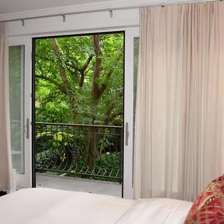 Murray Hill Sleeps 9 Apartment