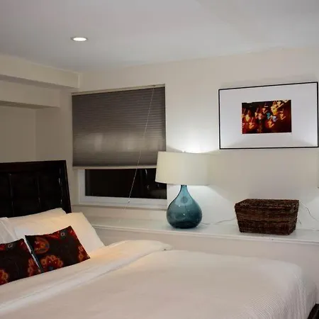 Murray Hill Sleeps 9 Apartment New York