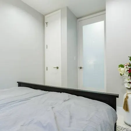 Fresh, Modern East Village Condo! 3br, 2ba Sleeps Many #groups #subway Apartment *