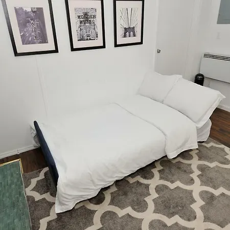 Nomad 2 Bedrooms Accomadates 5 Apartment