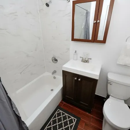 Nomad 2 Bedrooms Accomadates 5 Apartment