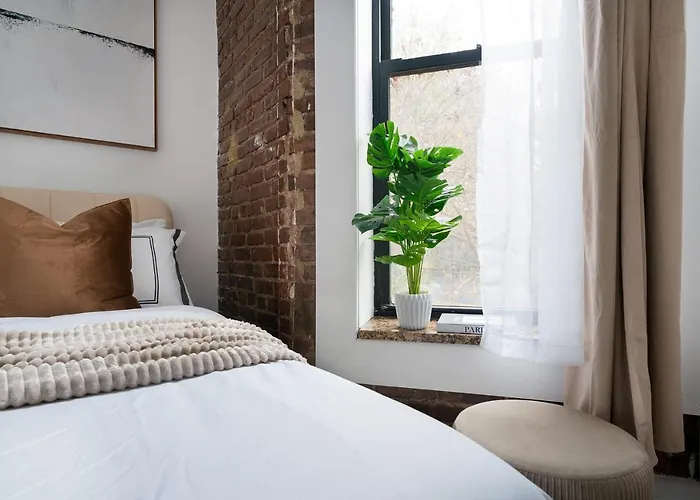 153-1G Newly Renovated 2Br Lower East Side