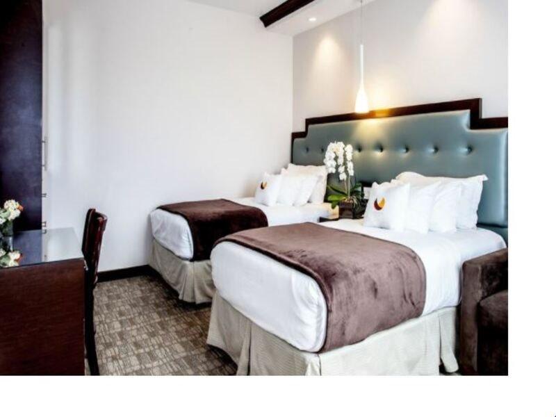 Hotel Aura Brooklyn 4*