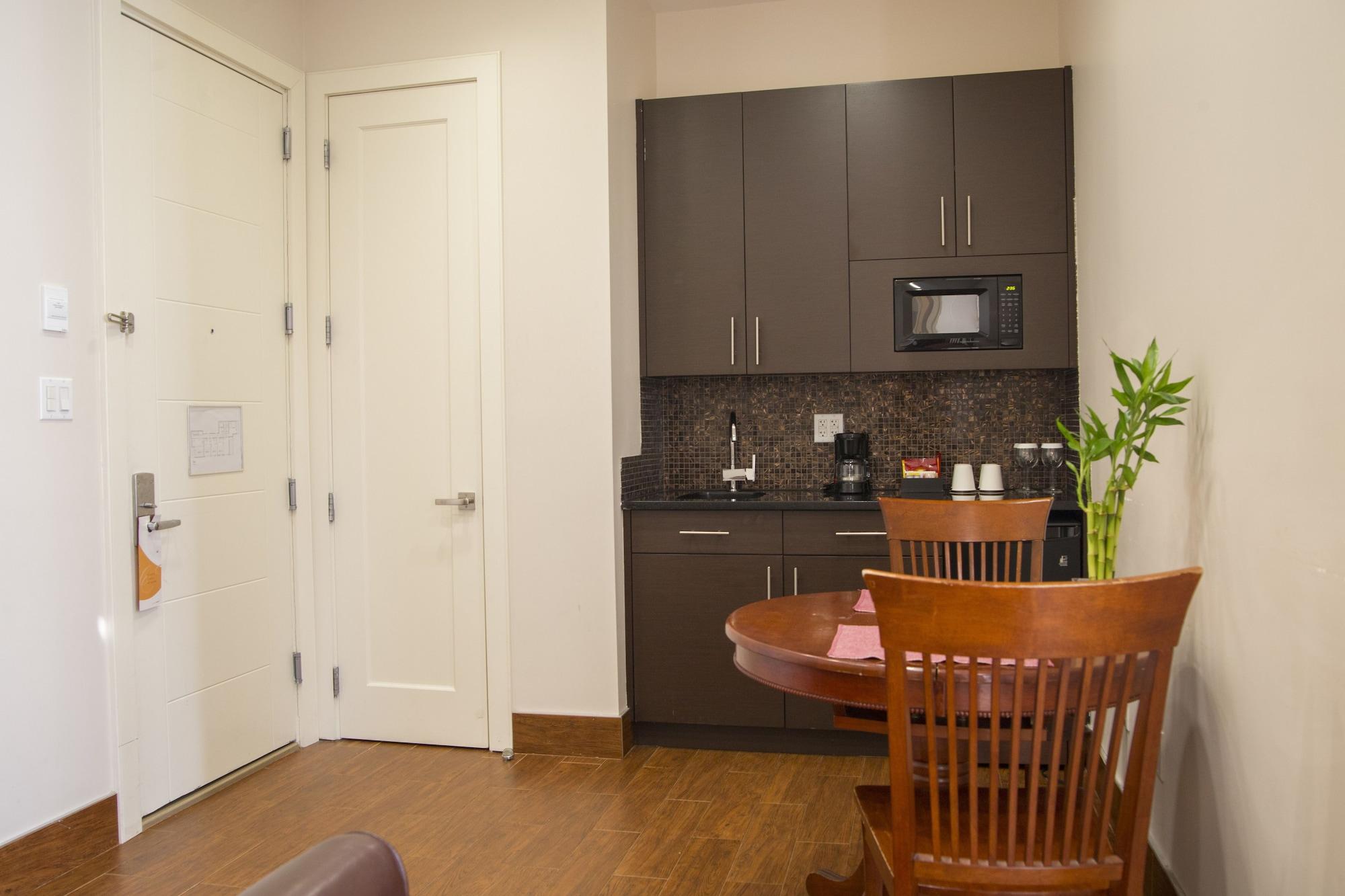 Hotel Aura Brooklyn 4*