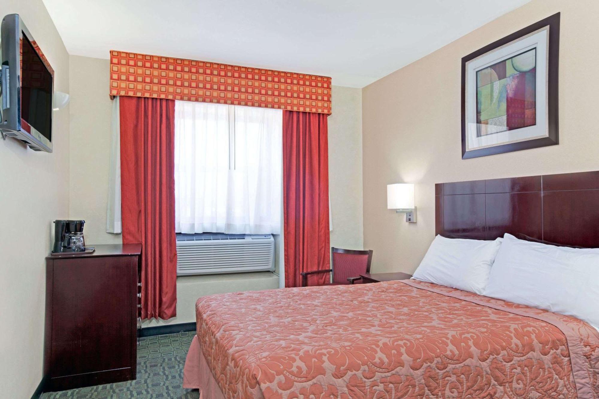 Super 8 By Wyndham Long Island Lga Hotel 2*