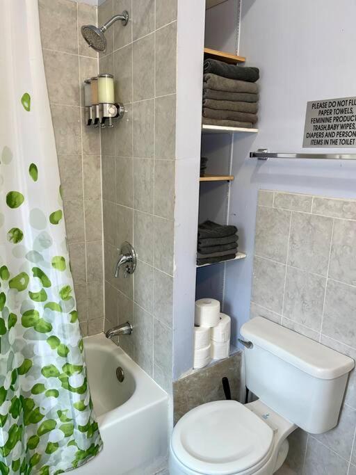 Apartment 3 Bedrooms 1 Bath Apt, 10 Min To Manhattan! *