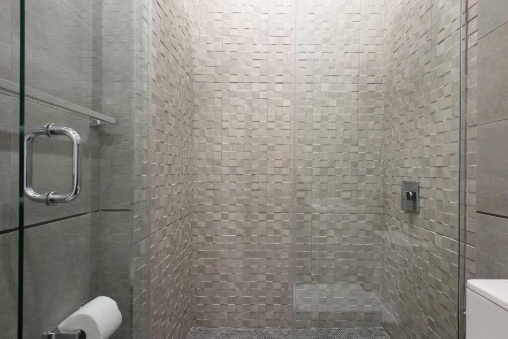 78-1b New 1br Prime Ues Wd In Unit Value