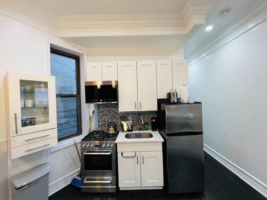 Stunning Emerald 2 Bedroom Apartment *