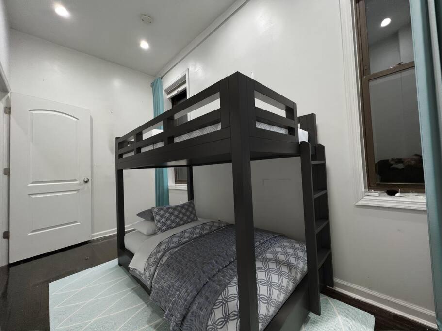 Apartment Stunning Emerald 2 Bedroom New York