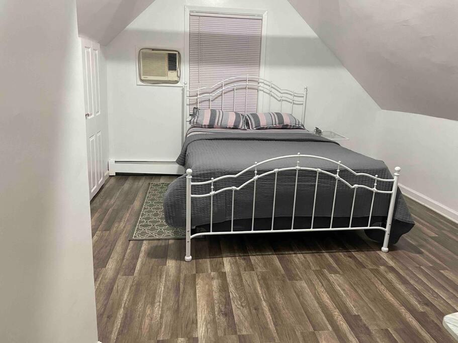 Entire 3bdr W/parking, Backyard, Firepit, Bbq Villa New York