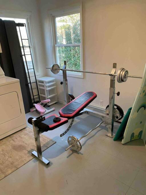 Entire 3bdr W/parking, Backyard, Firepit, Bbq