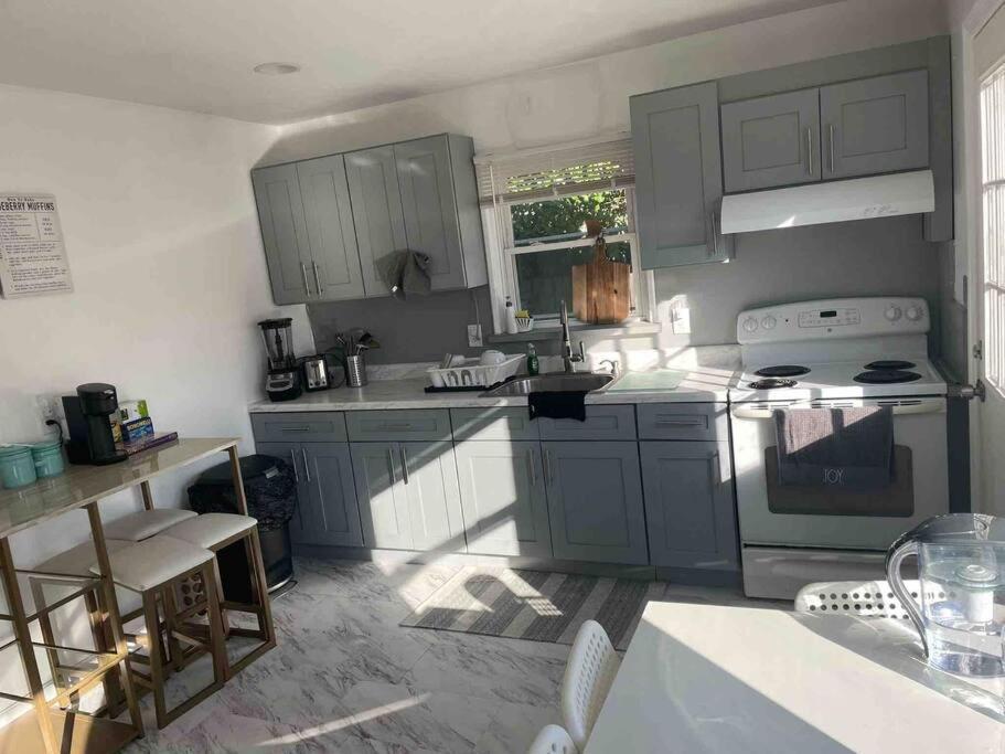 Villa Entire 3bdr W/parking, Backyard, Firepit, Bbq New York