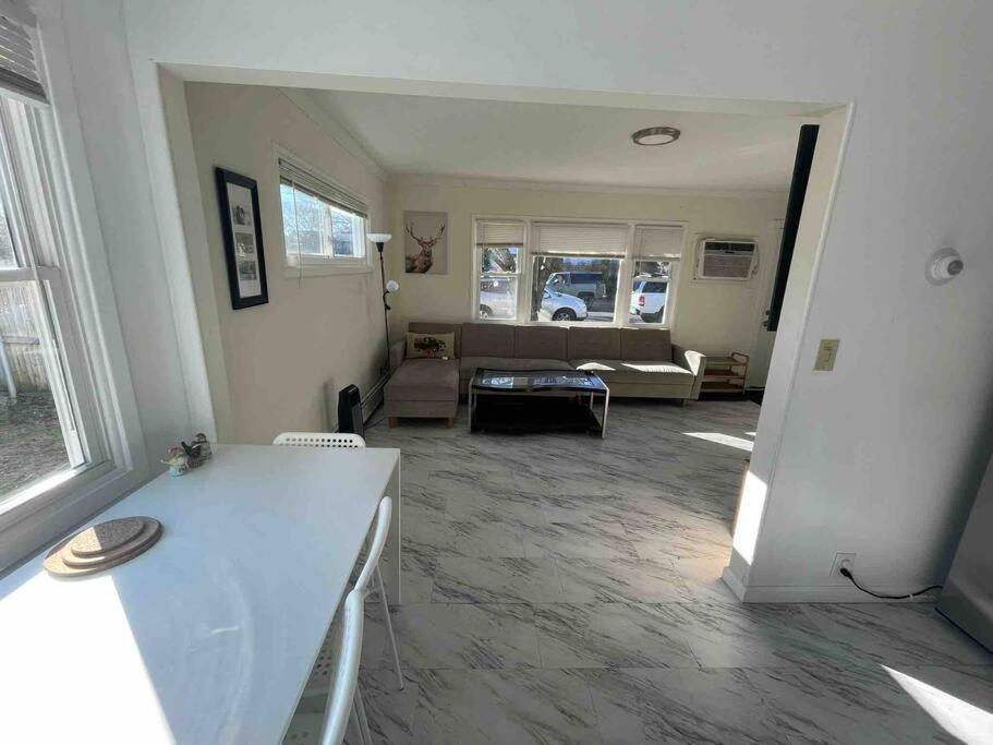 Villa Entire 3bdr W/parking, Backyard, Firepit, Bbq New York