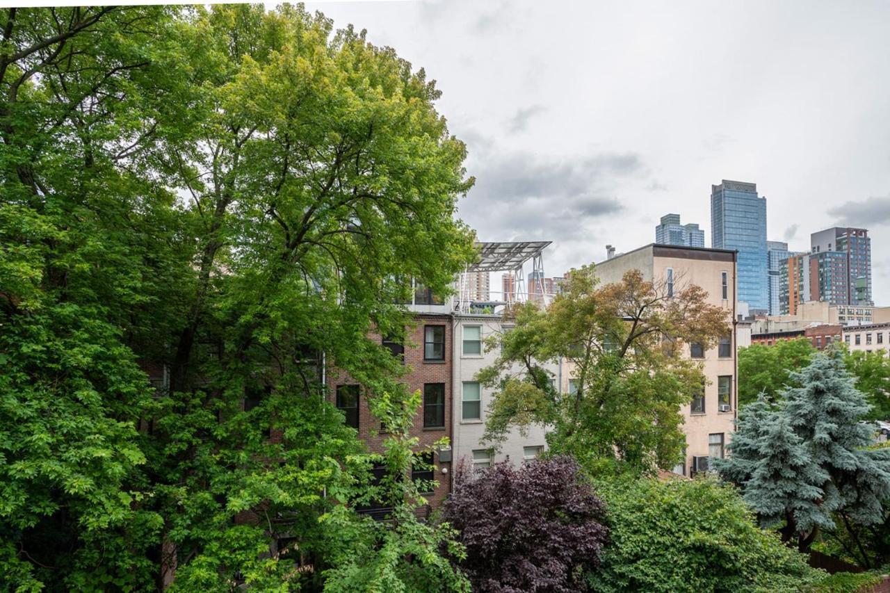 444-2e Modern 2br Hell's Kitchen Apartment