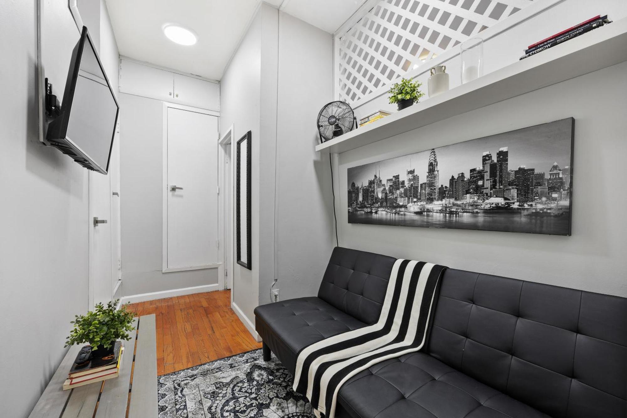 Sleek 2br - Walking Distance To Times Square Apartment *