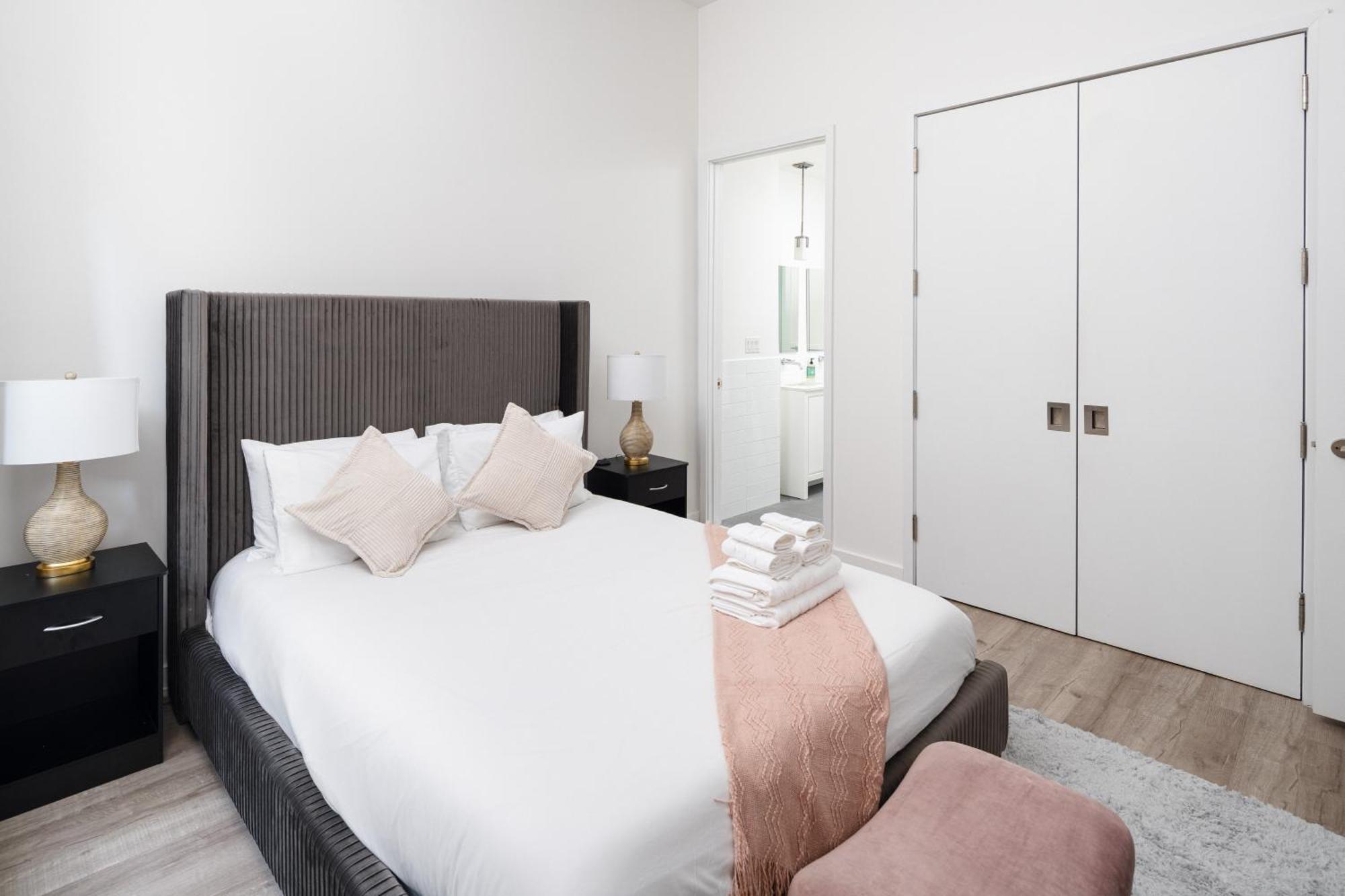 Chic 1bd With Rooftop W/d In Unit Downtown