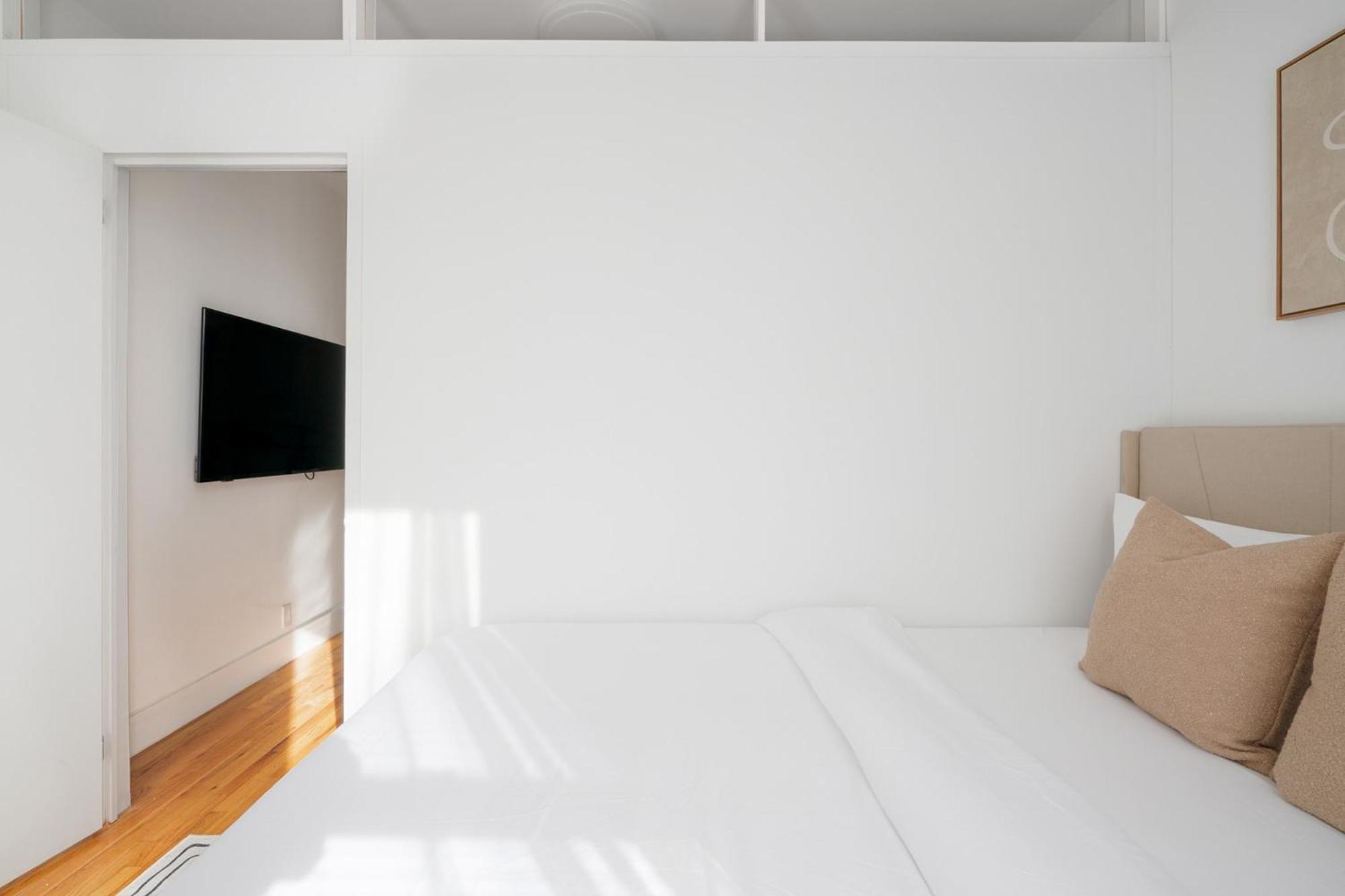 Apartment 444-2e Modern 2br Hell's Kitchen New York