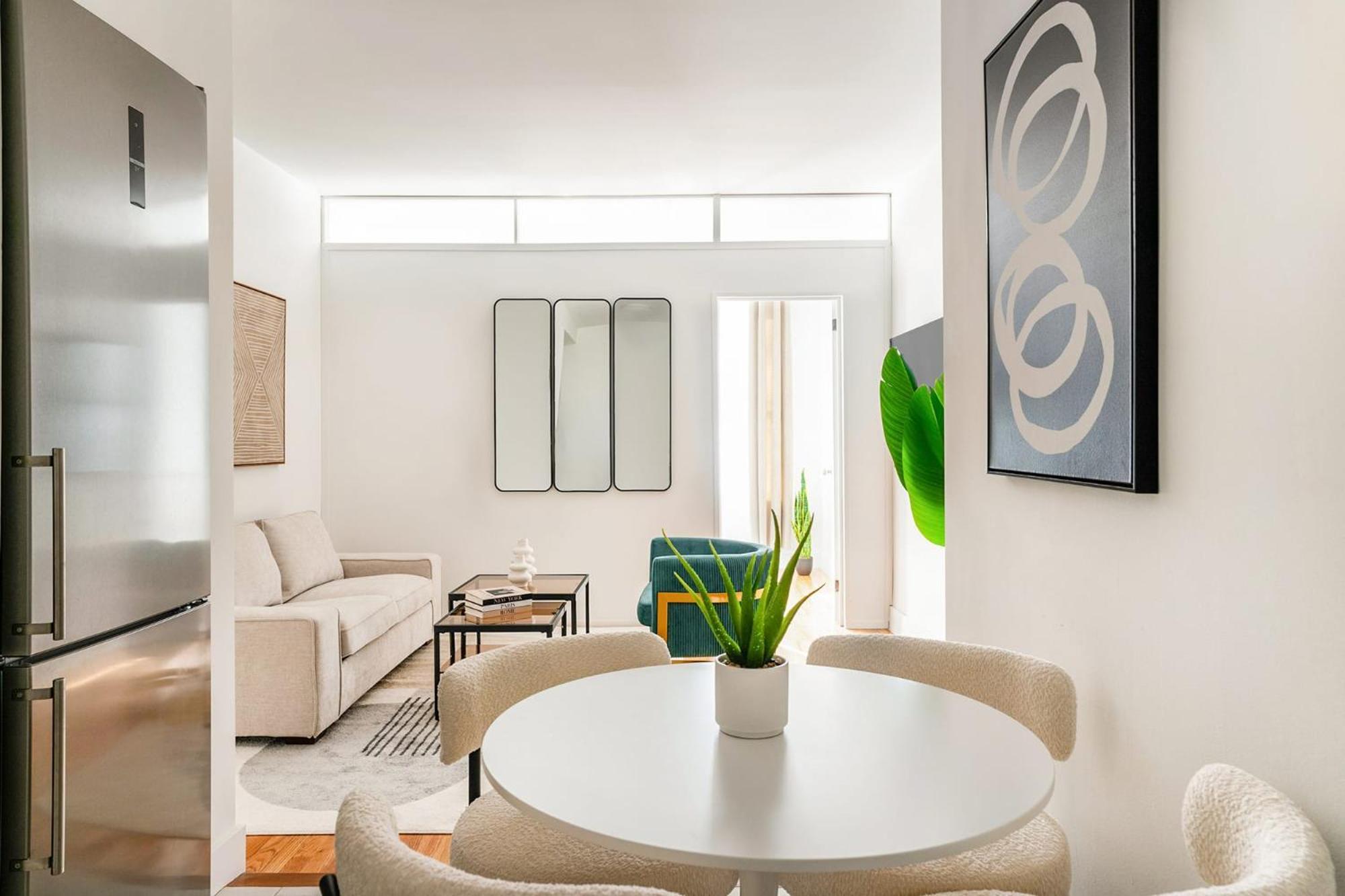 444-2e Modern 2br Hell's Kitchen Apartment New York