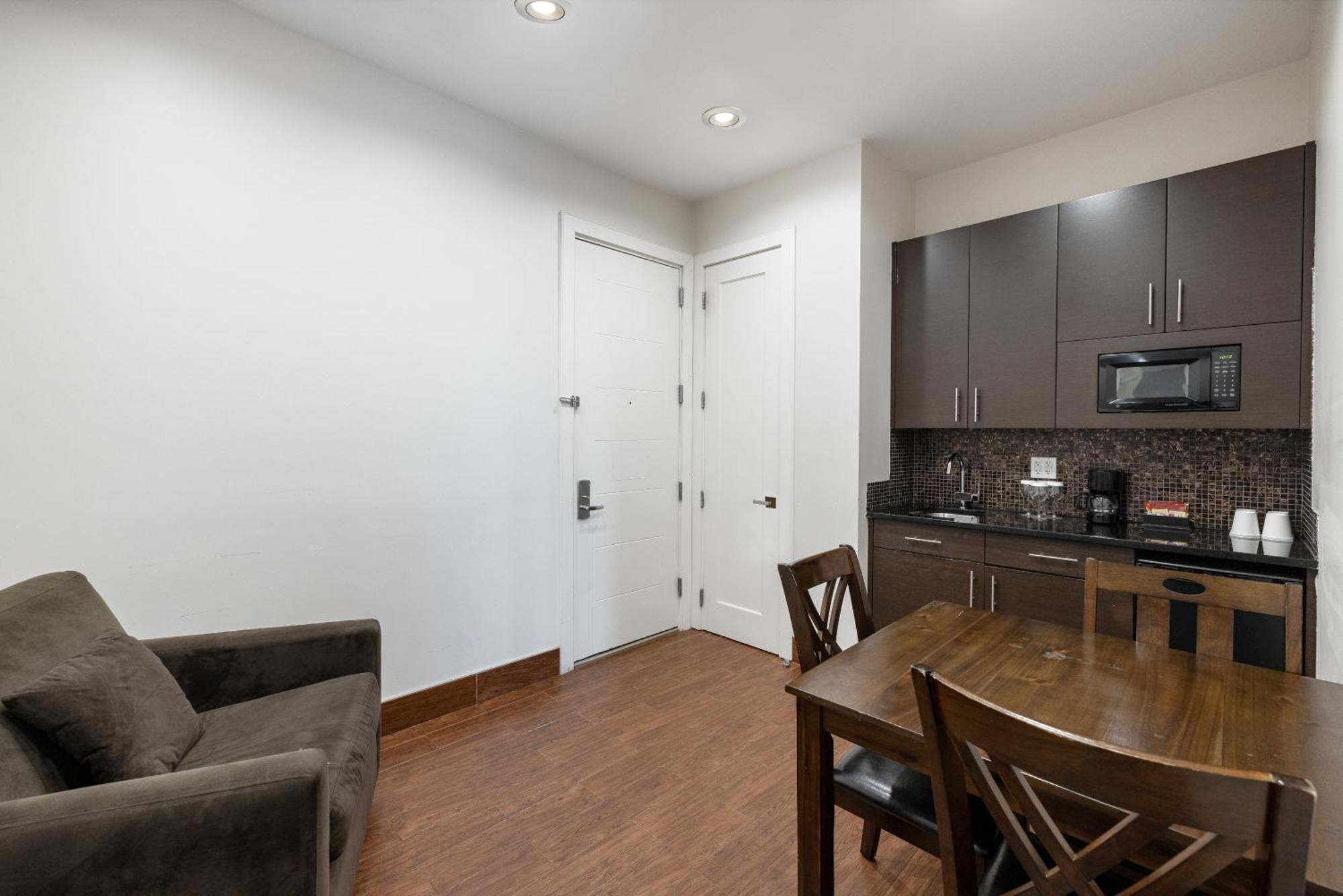 Hotel Aura Brooklyn 4*