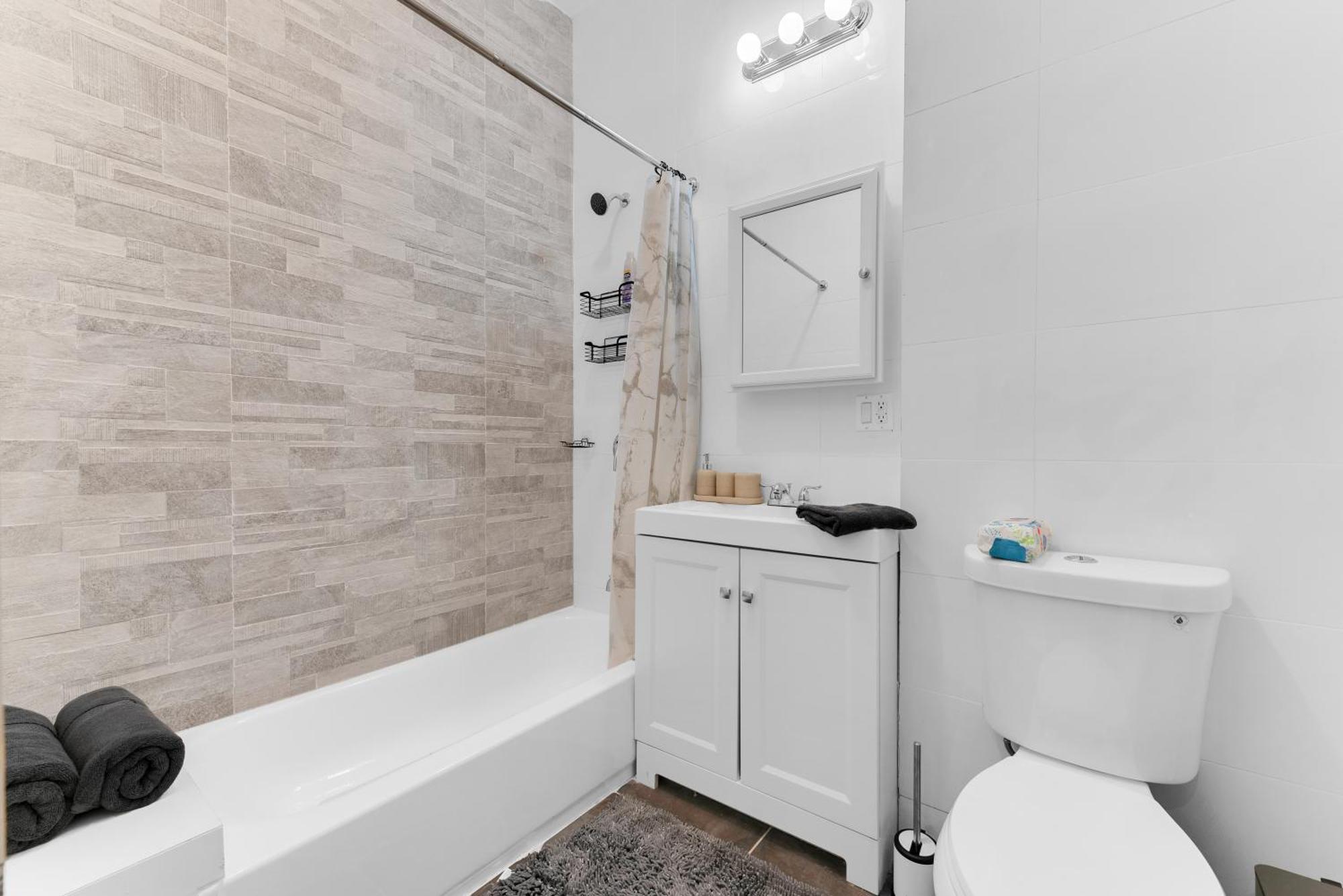 Charming 2br Bkyrd Near Williamsburg