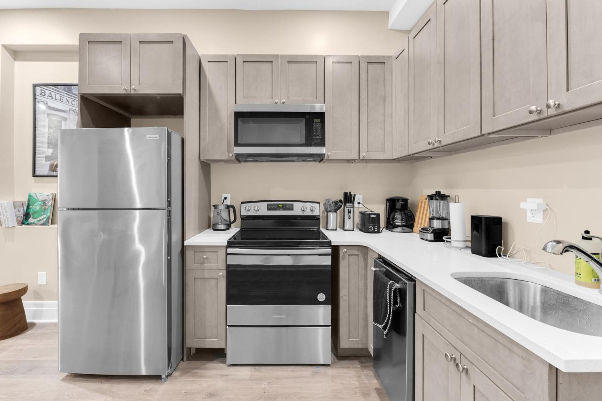 Charming 2br Bkyrd Near Williamsburg Apartment