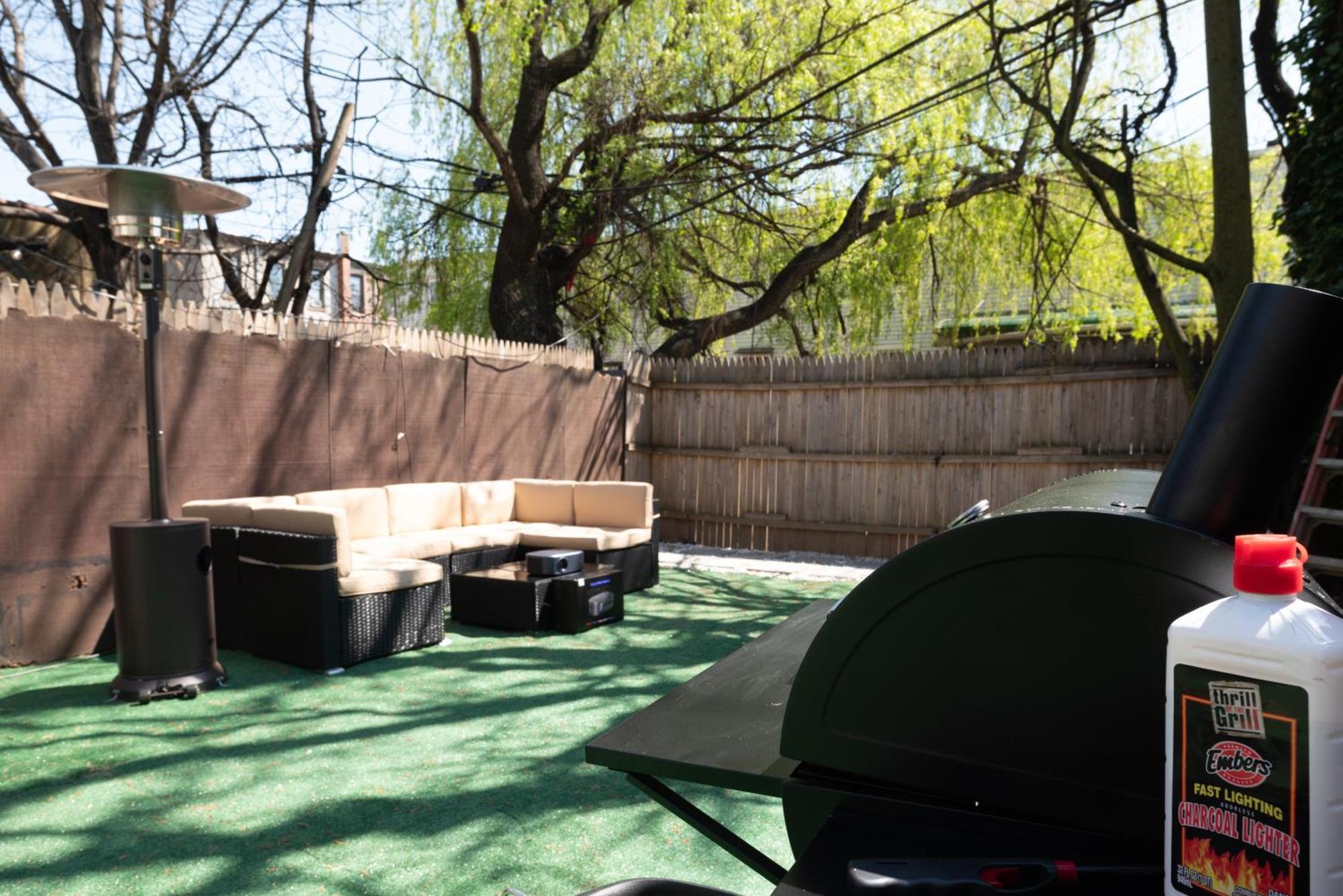 Charming 2br Bkyrd Near Williamsburg New York