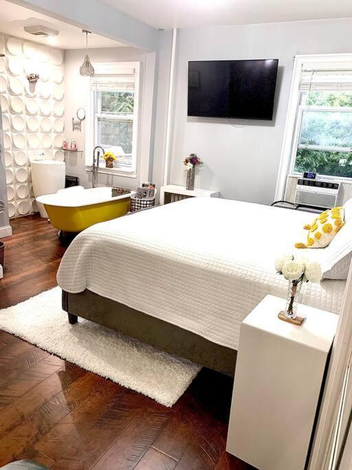 Apartment 3 Bedroom Duplex W Large Backyard New York