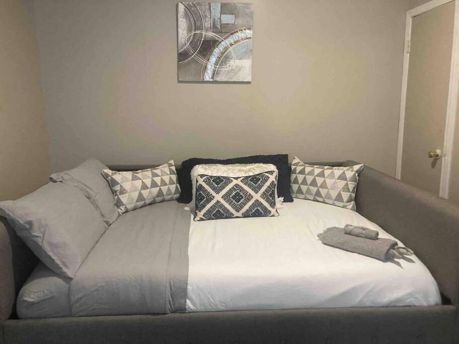 Apartment 3 Bedroom Duplex W Large Backyard *