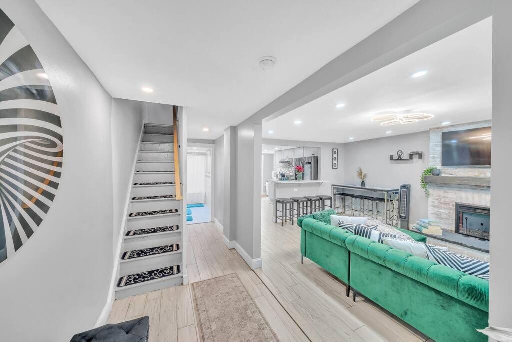 3 Bedroom Duplex W Large Backyard * New York