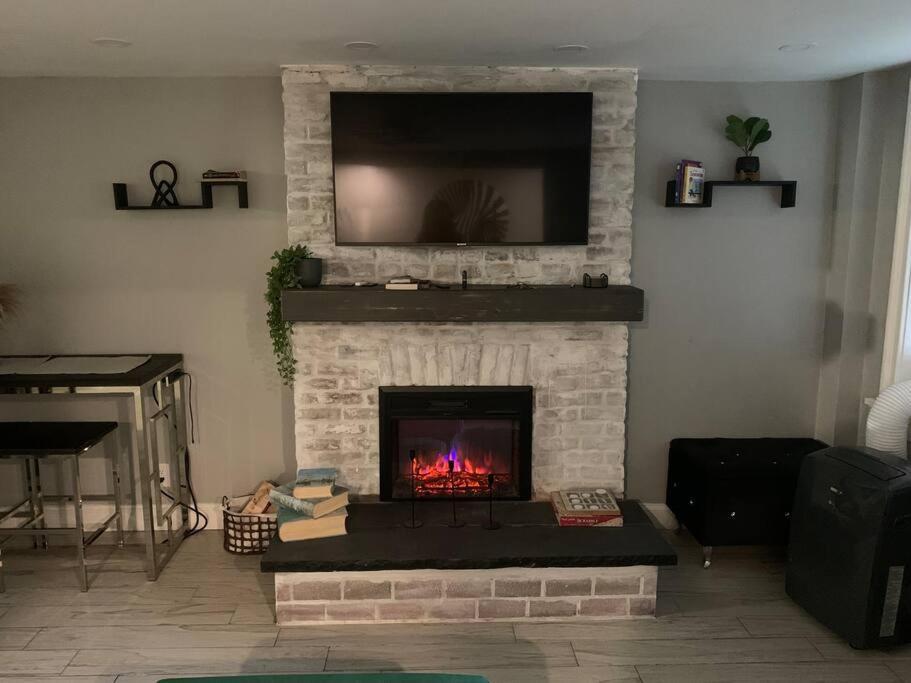 Apartment 3 Bedroom Duplex W Large Backyard *