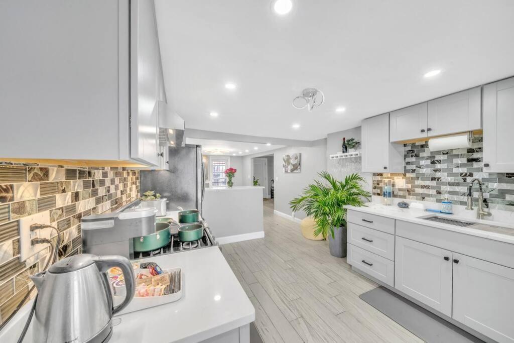 Apartment 3 Bedroom Duplex W Large Backyard *