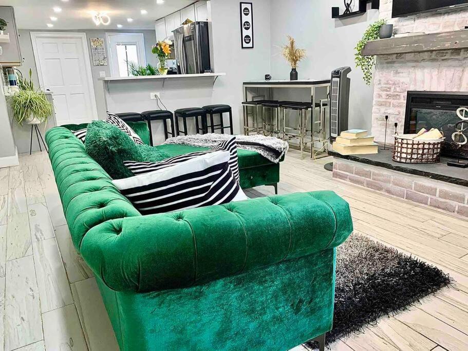 3 Bedroom Duplex W Large Backyard * New York