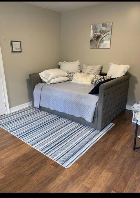 Apartment 3 Bedroom Duplex W Large Backyard *