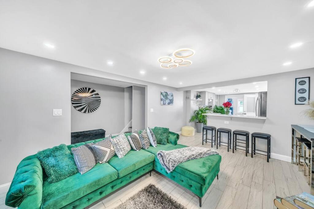 3 Bedroom Duplex W Large Backyard * New York