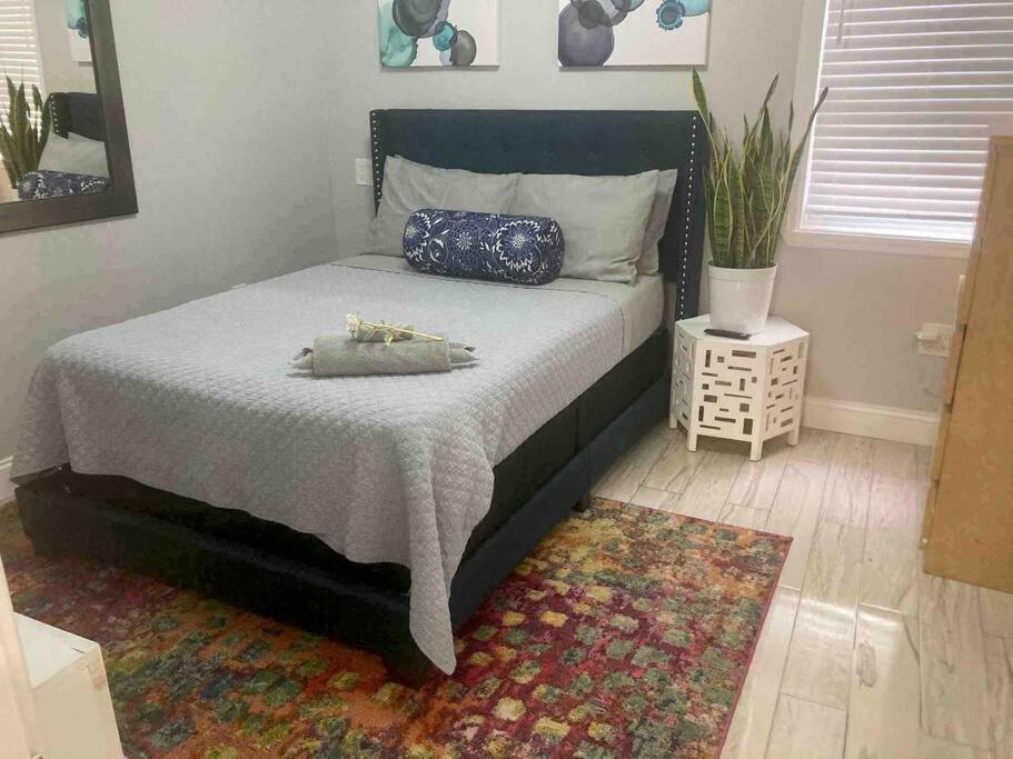 3 Bedroom Duplex W Large Backyard *