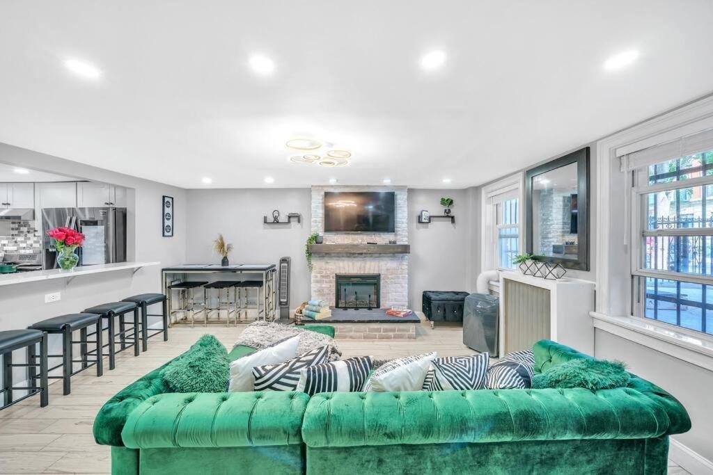 3 Bedroom Duplex W Large Backyard Apartment *