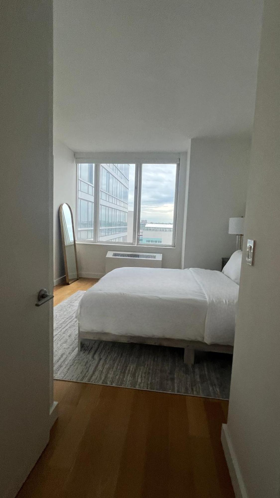 Apartment Breathtaking Views! Corner 1 Bed 1 Bath Apt New York