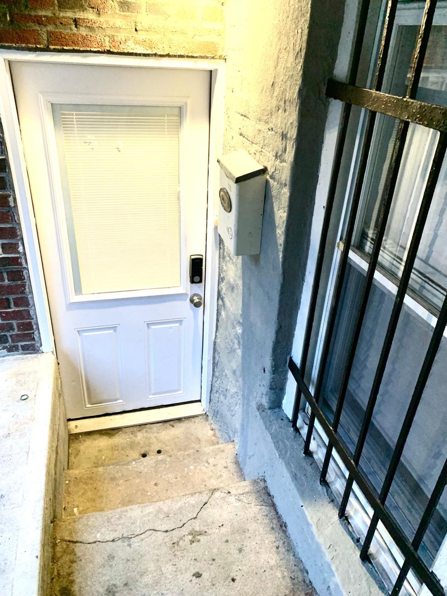 Apartment 3 Bedroom Large Backyard *