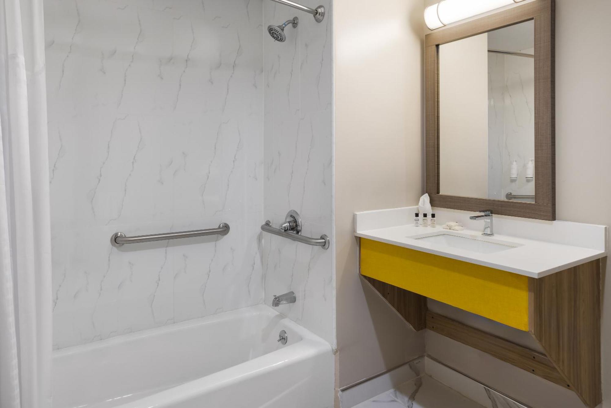 Days By Wyndham Staten Island Hotel 2*