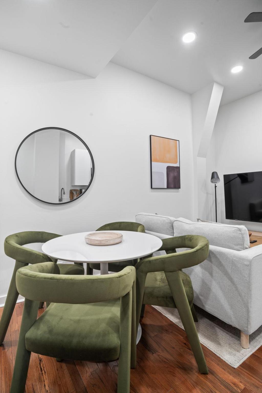 Apartment Minimalist Charm 2br 1bath *